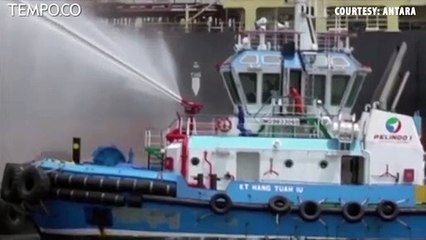 Detik-detik Kapal Tanker Terbakar di Pelabuhan Belawan