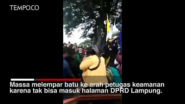 Demo UU Cipta Kerja di Lampung Ricuh, Massa Merangsek ke Gedung DPRD