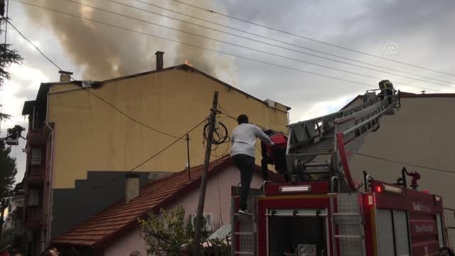 Gediz'de apartmanın çatısında çıkan yangın hasara neden oldu