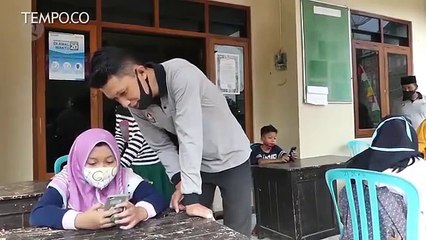 Akses Internet Sulit, Siswa di Temanggung Belajar di Balai Desa