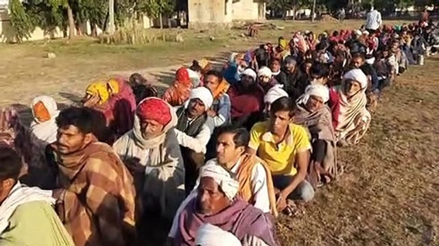 हे भगवान दो कट्टों के लिए अन्नदाता घंटों तक कतार में