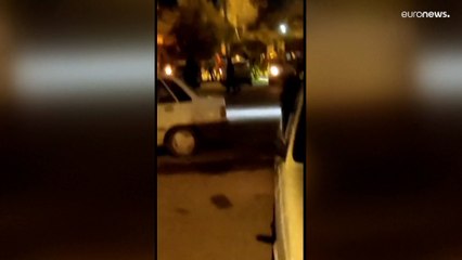 متظاهرون إيرانيون يضرمون النار في منزل الزعيم الإيراني الراحل الخميني