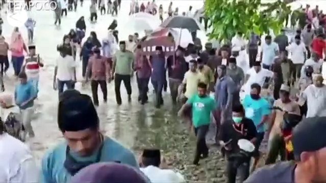 Isak Tangis Warga Iringi Pemakaman Bupati Halmahera Timur