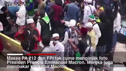 Tak Cuma Diinjak, Massa juga Bakar Foto dan Karikatur Presiden Prancis