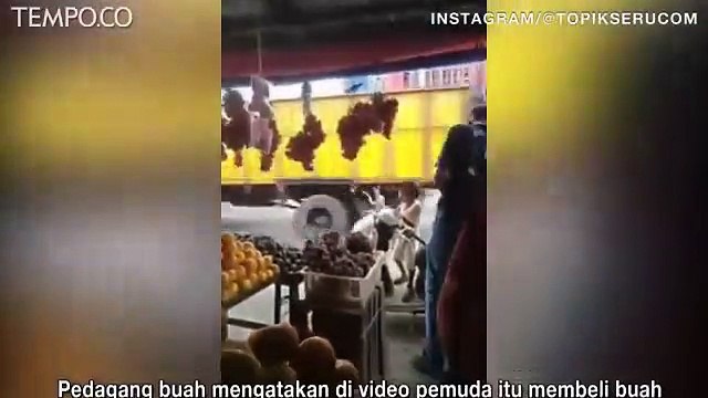 Video Viral, Pemuda Mengamuk kepada Pedagang Buah lantaran Beli Buah Uang tak Cukup