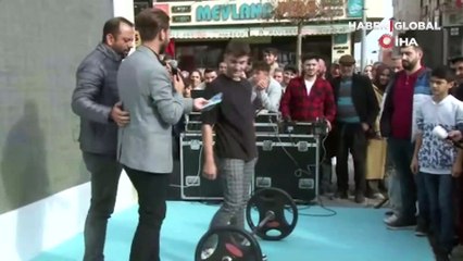 Vatandaşlar halter kaldırıp Naim Süleymanoğlu’nun rekorunu denediler