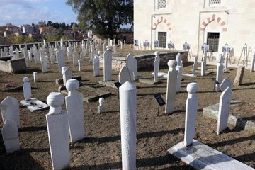 Edirne'deki tarihi Muradiye Camisi'nin haziresindeki mezar taşları onarıldı