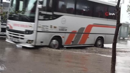 Ayvalık'ta sağanak yağış hayatı olumsuz etkiledi