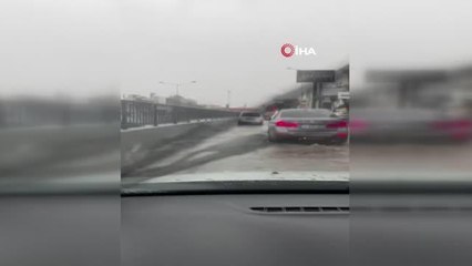 İzmir'i sağanak vurdu: Yollar göle döndü