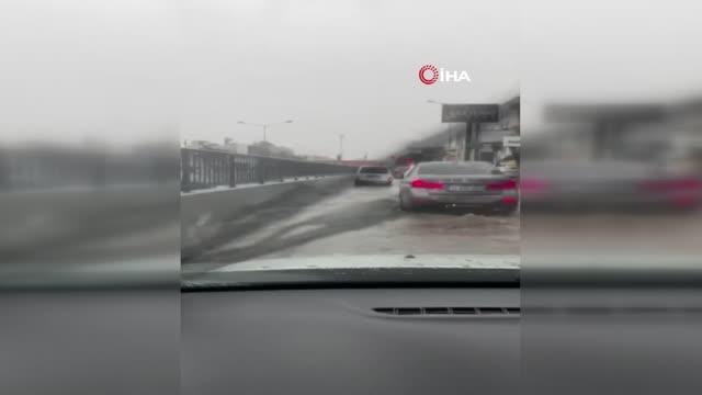 İzmir'i sağanak vurdu: Yollar göle döndü