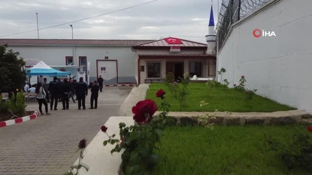 Hükümlüler kendi yaptıkları camide cuma namazı kıldı