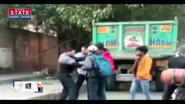 Uttar Pradesh : Pratapgarh में लोगों ने बीच सड़क पर की चोरों की पिटाई | UP News |