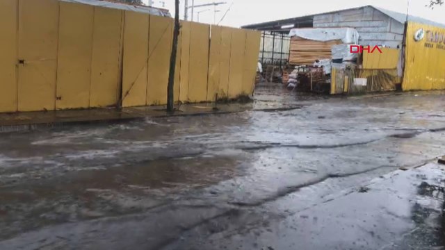 İzmir'de şiddetli yağış yaşamı olumsuz etkiledi