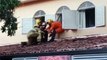 Mulher sobe em telhado da casa de Alexandre do Guará; Bombeiros foram acionados