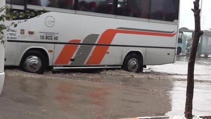 BALIKESİR - Ayvalık'ta şiddetli yağış etkili oldu