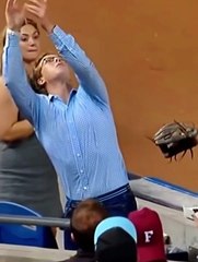 Un spectateur a 3 occasions de rattraper une balle de baseball et se rate 3 fois