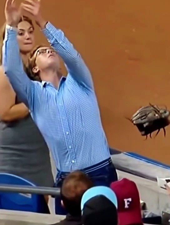 Un spectateur a 3 occasions de rattraper une balle de baseball et se rate 3 fois