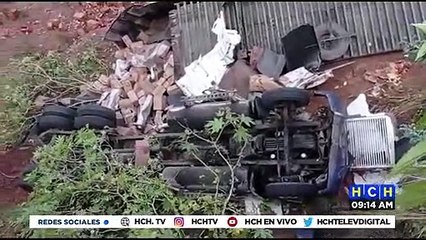 ¡Rastrero salvadoreño sobrevive a aparatoso volcamiento en El Paraíso!