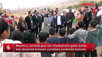 Mardin'e gelen turist kadınlar köy okulunda bulunan çocuklara yardımda bulundu