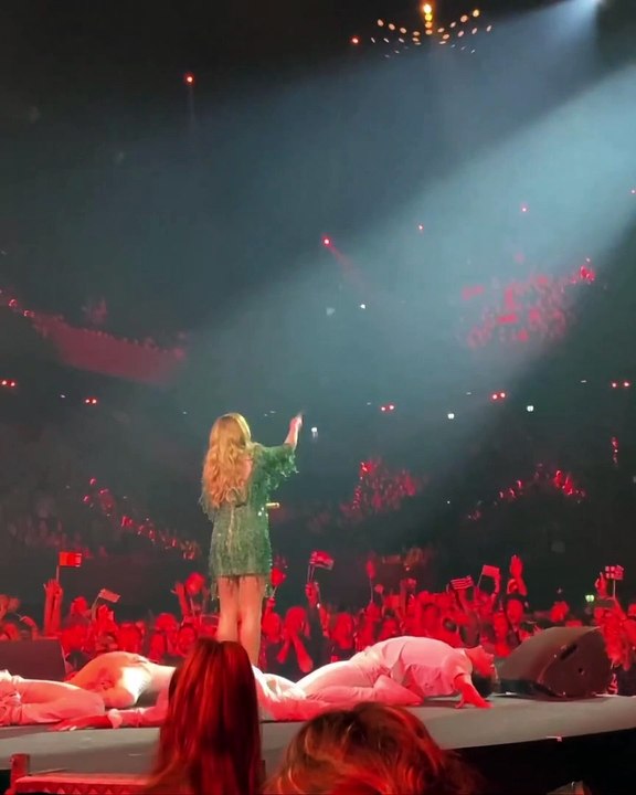Παπαρίζου: Αποθεώθηκε στη συναυλία της Eurovision στην Ολλανδία- Το απίθανο φόρεμα και η συγκίνηση!