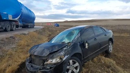 Takla atan otomobildeki 3'ü çocuk 5 kişi yaralandı