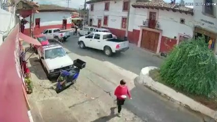 Se viralizó un video donde un comando privó de su libertad a dos menores en Pátzcuaro, Michoacán