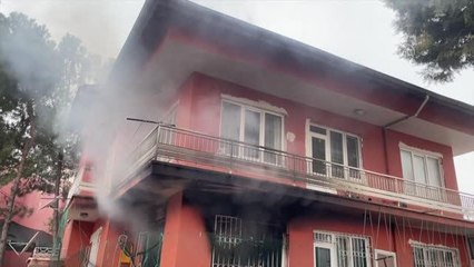 Yangında mahsur kalan kadını itfaiye ekibi kurtardı