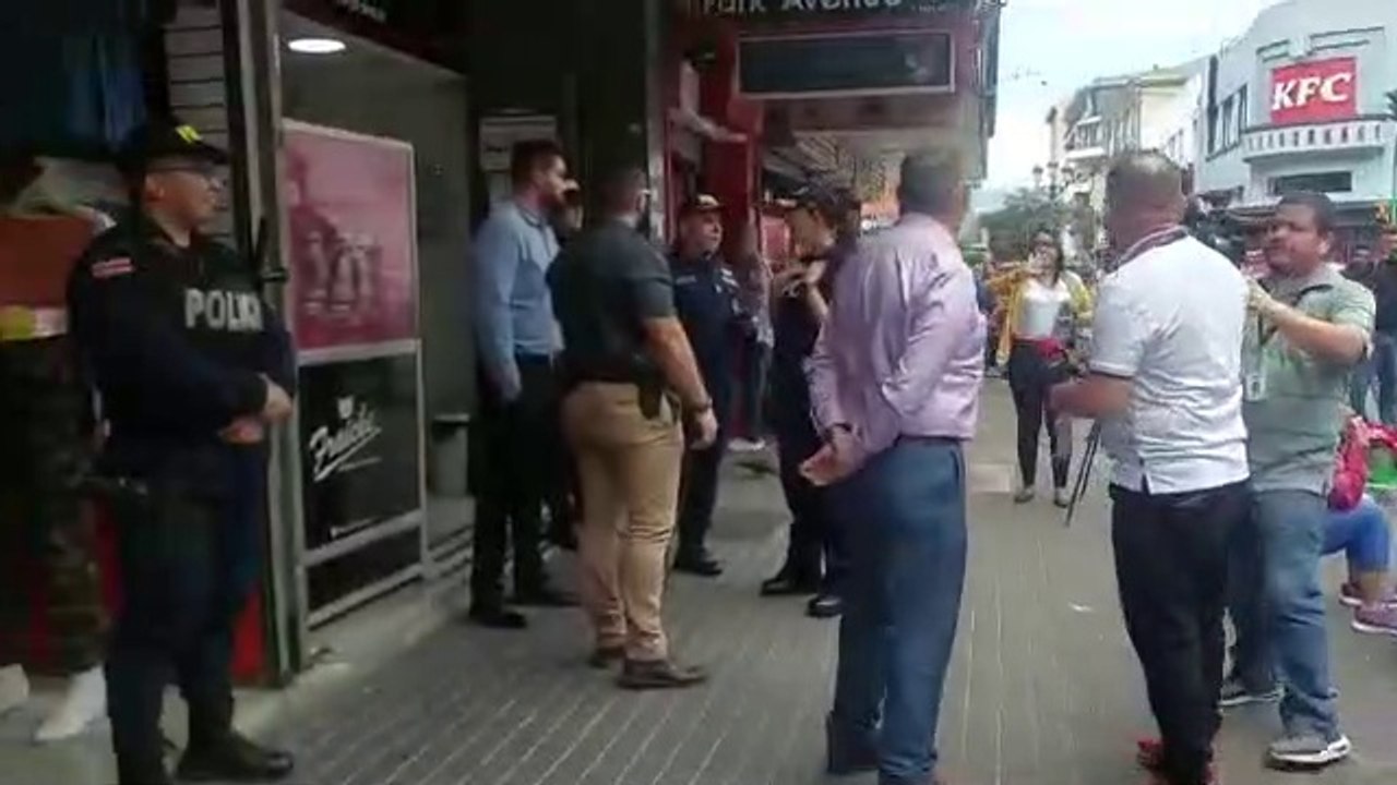 ext-cuerpos policiales y otras autoridades-inspeccionan-tienda-181122