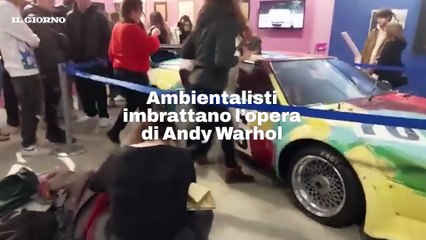 Blitz ambientalista a Milano: farina sulla celebre auto di Andy Warhol