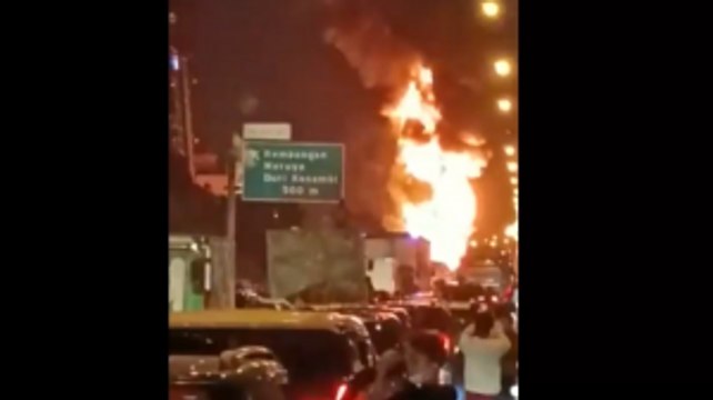 3 Mobil Damkar Dikerahkan Padamkan Kebakaran Truk Tangki BBM di Tol JORR Cengkareng