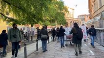 Bologna, la protesta del Cua: auto dei carabinieri costretta a indietreggiare