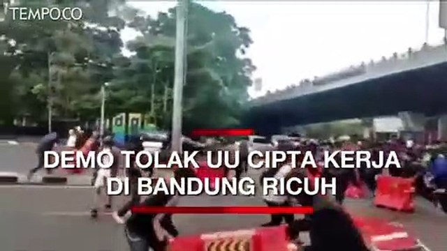 Polisi Tembakkan Gas Air Mata Bubarkan Demo Tolak UU Cipta Kerja