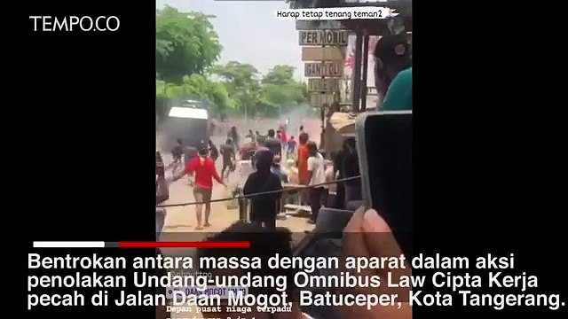 Demonstran Bentrok Dengan Kepolisian di Daan Mogot