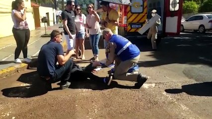 Biz vai parar embaixo de carro após colisão no Centro