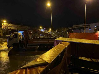 Ümraniye'de kamyon kasasında açık unutulan vinç, tabelaya takıldı
