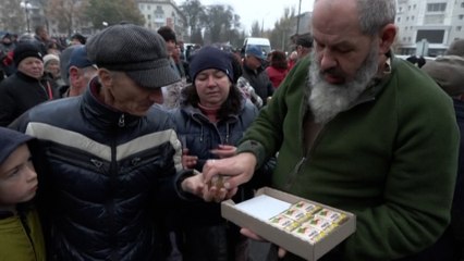 «Ils nous ont laissé sans eau, sans rien» : les habitants de Kherson se ruent sur l'aide alimentaire