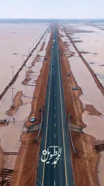 بحيرة وسط الصحراء شرق حائل.. مَشاهد خلابة لـ"قاع الأجفر" من الجو