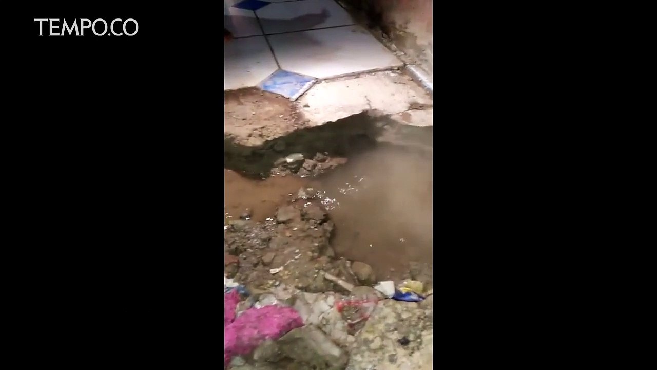 Video Viral Air Panas Keluar dari Bawah Lantai Rumah di Bekasi Bikin Heboh