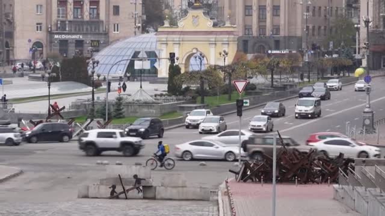 Pinturas al estilo de "Banksy" decoran las ruinas de Ucrania