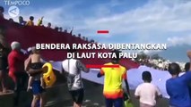 Bendera Berukuran 8x17 Meter Dibentangkan di Laut Kota Palu