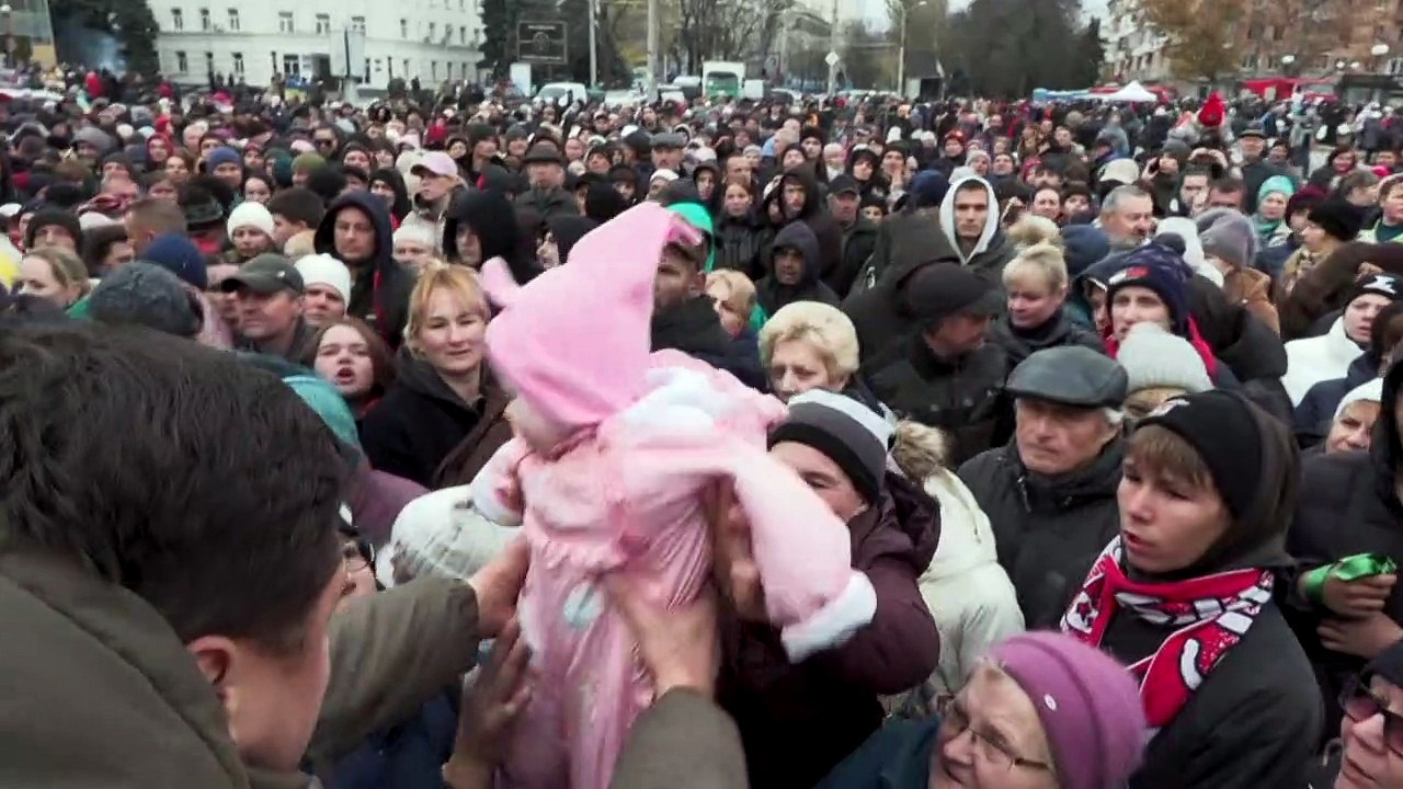 Menschen in Cherson stehen um Hilfsgüter an