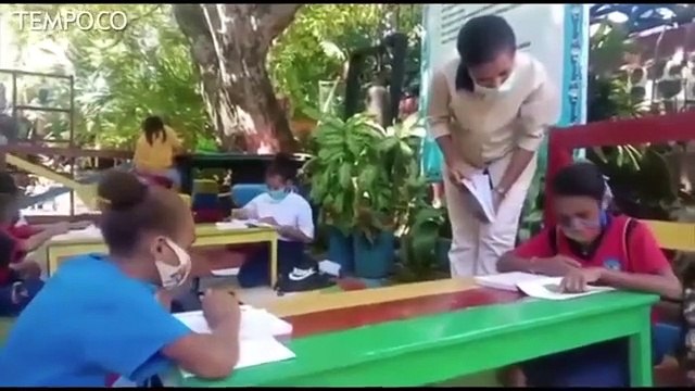 Tak Miliki Gawai, Siswa di Jayapura Belajar di Sekolah