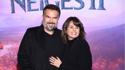 VOICI - Faustine Bollaert : son mari lui envoie des SMS déstabilisants lorsqu'elle tourne en direct