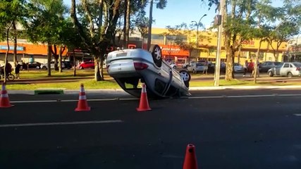 Após colisão, Prisma capota na Avenida Brasil