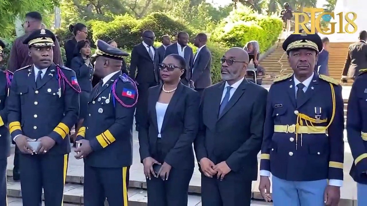 Dr. Ariel Henry depoze yon jèb flè nan MUPANAH, nan okazyon 219èm ane komemorasyon batay Vètyè.