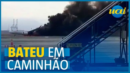 Avião bate em caminhão e pega fogo em aeroporto do Peru