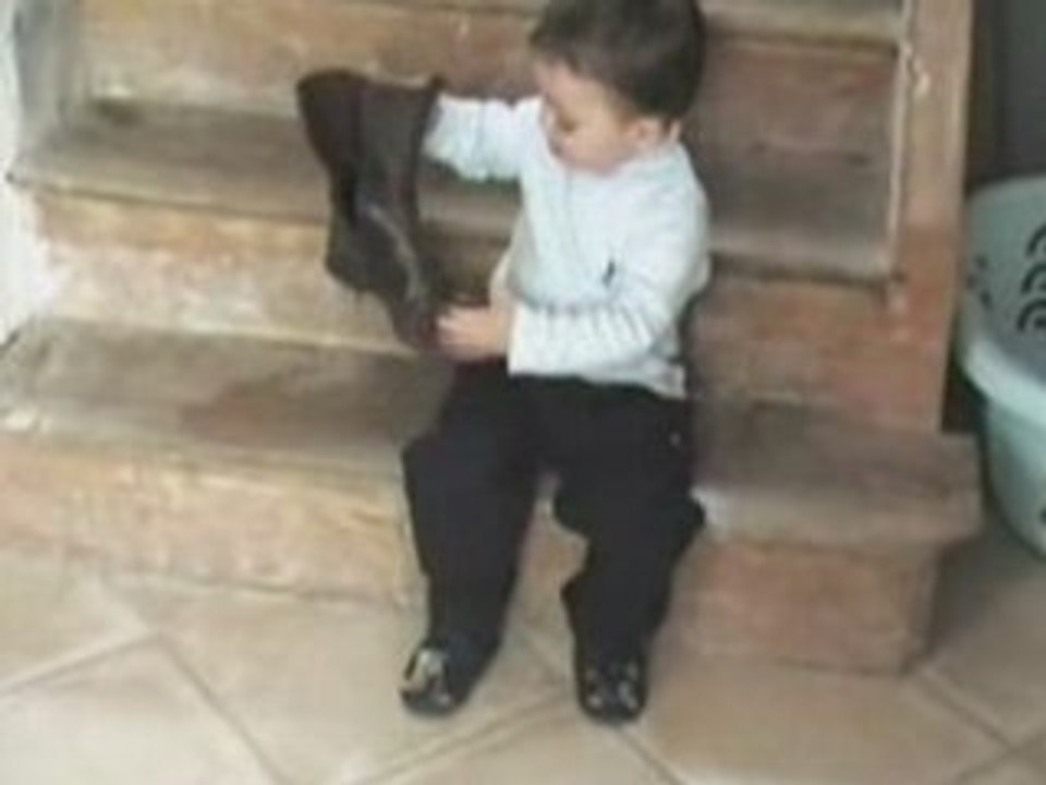 Valentin - 19 mois - comment mettre la botte de maman