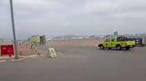 Un camión de bomberos se estrella contra un avión tras un aterrizaje de emergencia