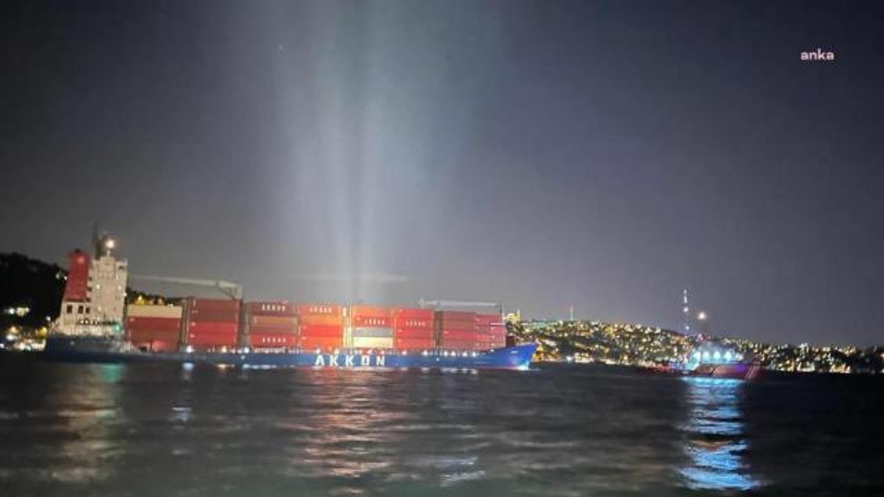 İstanbul Boğazı'ndaki gemi trafiği arızalanan konteyner gemisi dolayısıyla askıya alındı