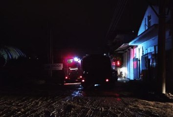 UŞAK'TA 2 KATLI MOBİLYA ATÖLYESİNDE KORKUTAN YANGIN